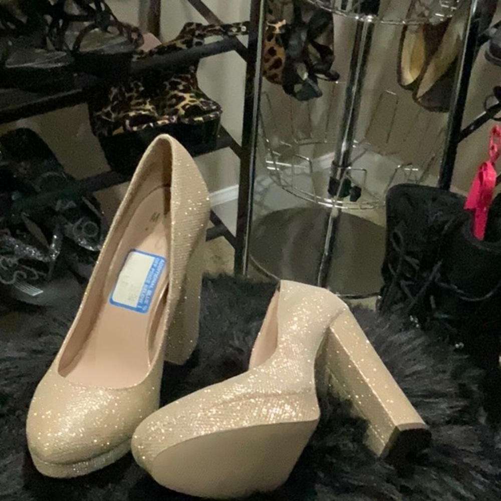 NWOB Gold Glitter Chunk Heels